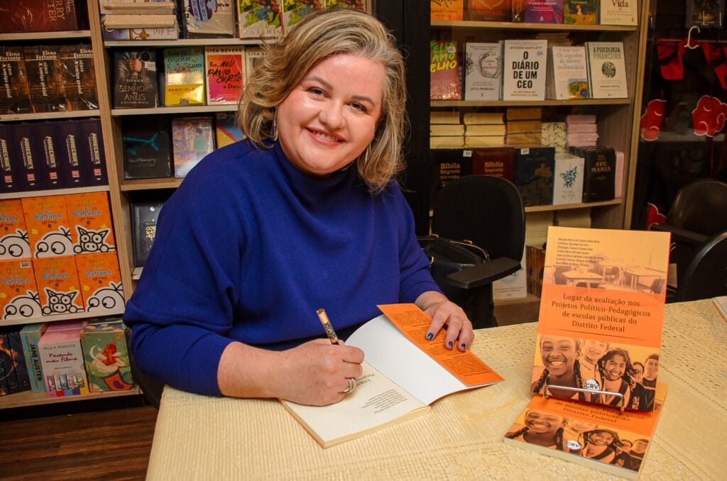 Coordenadora do programa Detran nas Escolas lança livro pedagógico