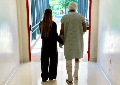 Ex-zagueiro Lúcio posta foto após sofrer queimaduras em acidente doméstico