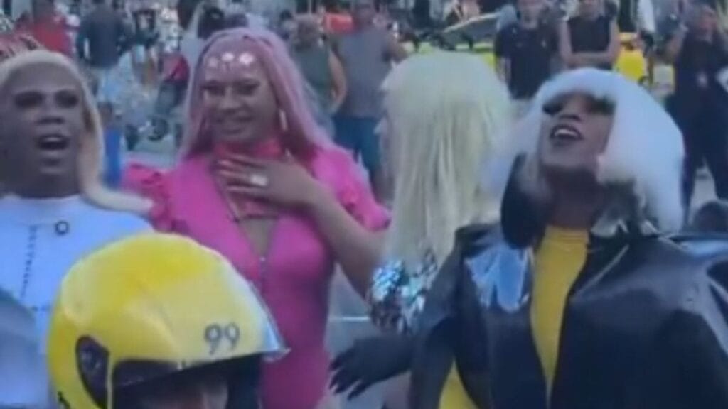Fãs cantam ‘Bad Romance’ em frente ao hotel de Lady Gaga