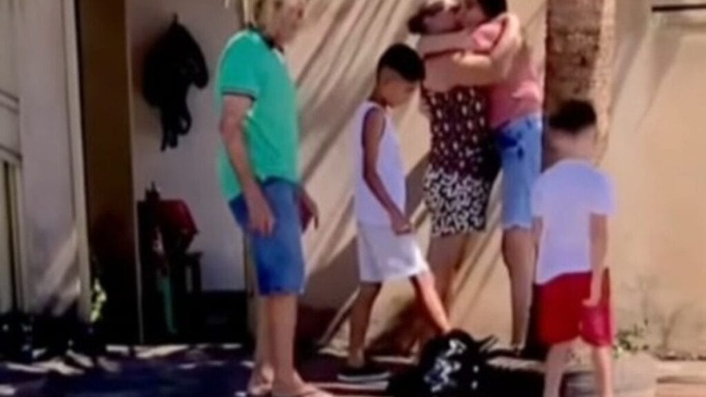 Goiana emociona com surpresa aos pais que não via há meses