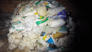 Sacos de ráfia usados para armazenar e transportar minério (Foto: Divulgação)