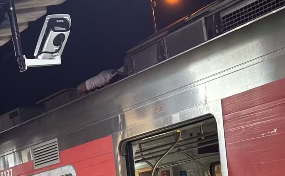 Homem morre eletrocutado ao subir no teto de trem em São Paulo