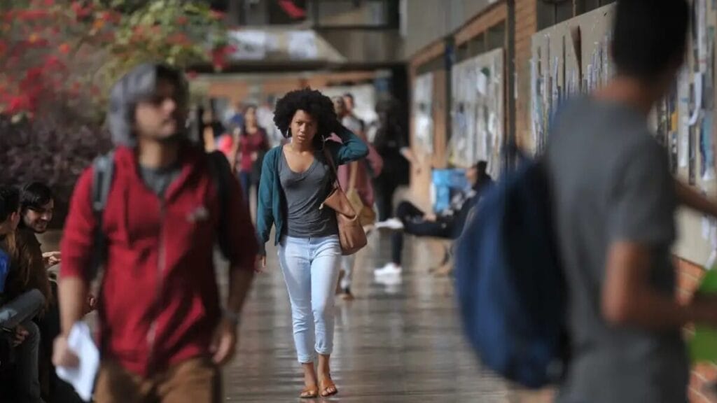 Iniciativa oferece bolsas para alunos negros acessarem ensino superior