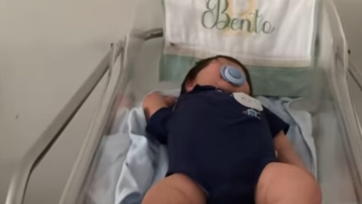 Mulher leva bebê reborn ao hospital após ele
