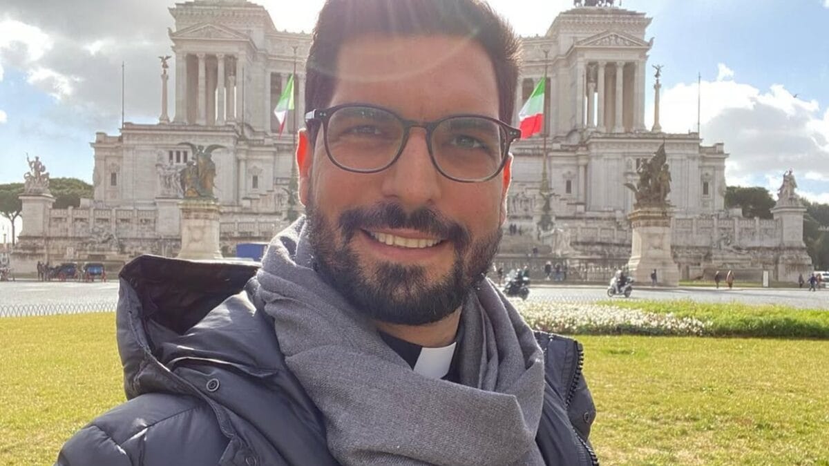 Padre brasileiro bonito que foi ao Vaticano para o conclave viraliza: