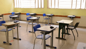 Imagens de mesas escolares em uma sala de aula