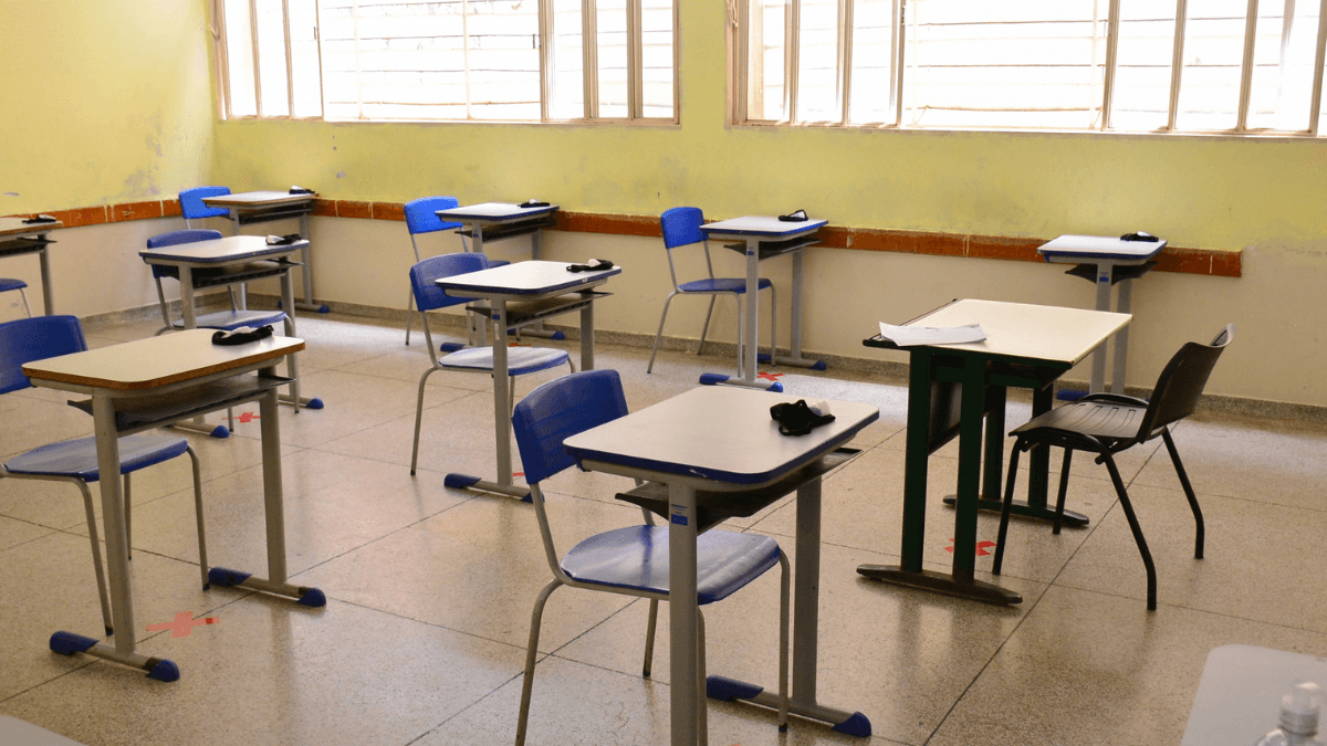 Imagens de mesas escolares em uma sala de aula