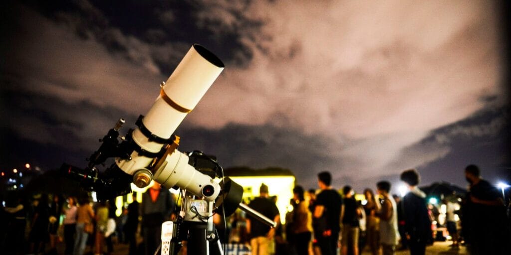 Alinhamento com a Lua torna estrelas Spica e Antares mais visíveis