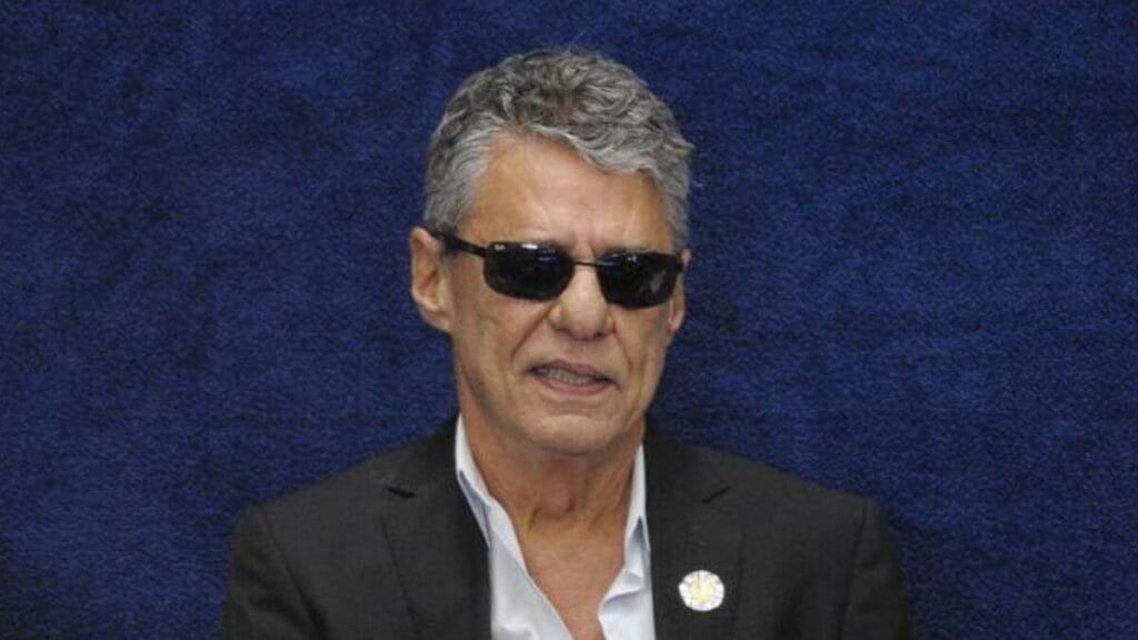 Chico Buarque passa por cirurgia no cérebro; médico atualiza quadro