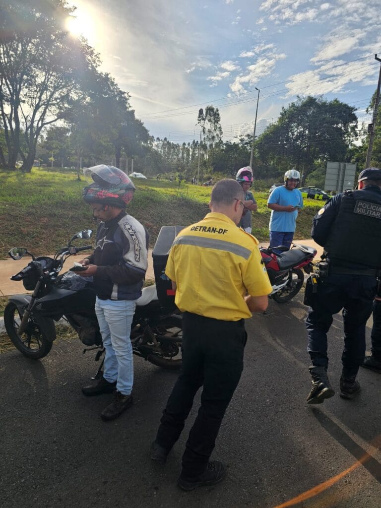 Fiscalização do Detran-DF aborda mais de 650 veículos no fim de semana