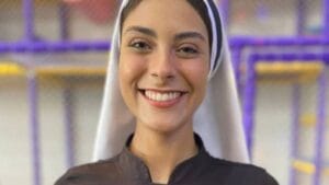 Freira que viralizou em Goiânia pela beleza faz alerta sobre perfis no Instagram A ex-miss Irmã Eva afirma que contas vêm sendo criadas vídeo