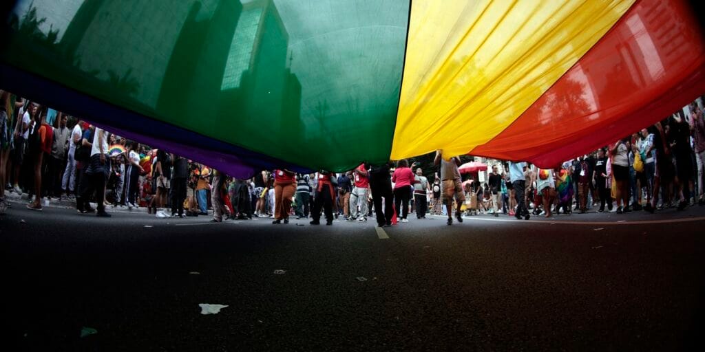 MPF pede suspensão de norma do CFM sobre terapia para jovens trans