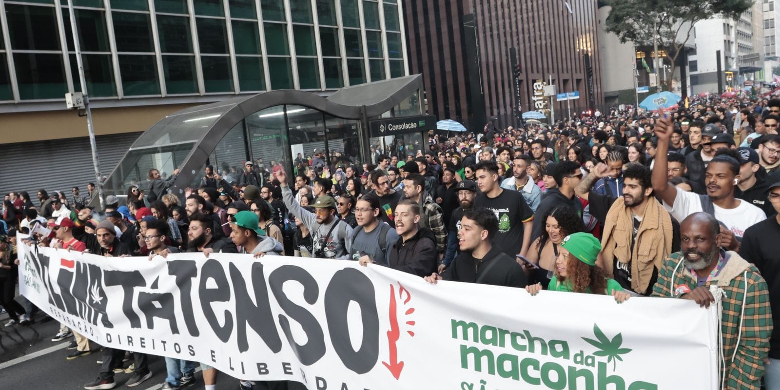 Marcha da Maconha reúne público contra repressão ao uso e legalização