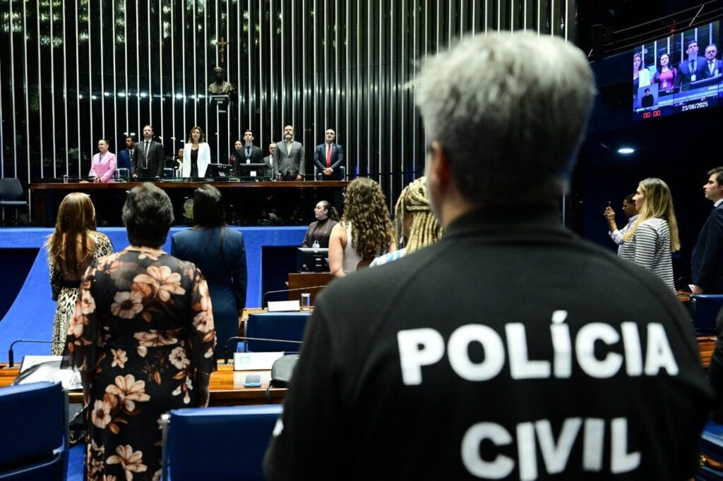 Policiais civis do DF cobram paridade salarial e PEC da aposentadoria durante homenagem no Senado