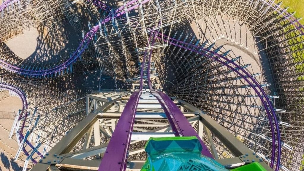 como é andar na montanha-russa mais rápida e inclinada