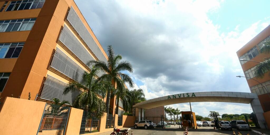 Anvisa alerta sobre uso do formol como alisante de cabelos