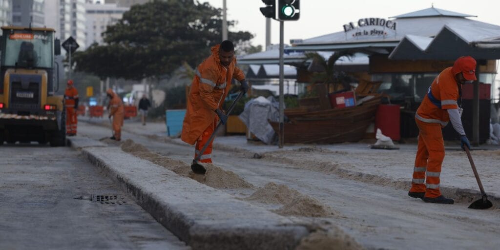 Após ondas gigantes, cinco pinguins aparecem mortos na orla do Rio