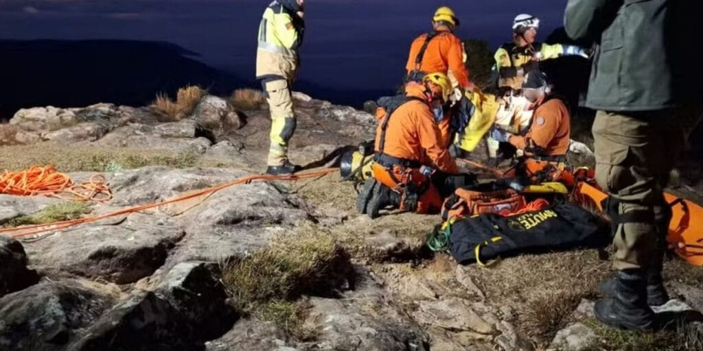 Bombeiros preparam resgate de criança que caiu em cânion no RS