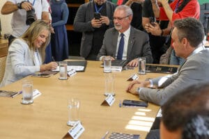 Celina Leão assina acordo entre GDF e TJDFT para mediar conflitos fundiários