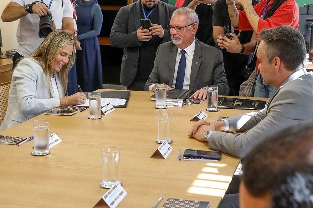 Celina Leão assina acordo entre GDF e TJDFT para mediar conflitos fundiários
