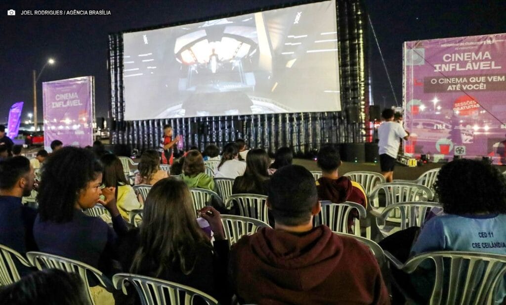 Cinema gratuito a céu aberto já movimentou público de mais de seis mil pessoas em cinco semanas