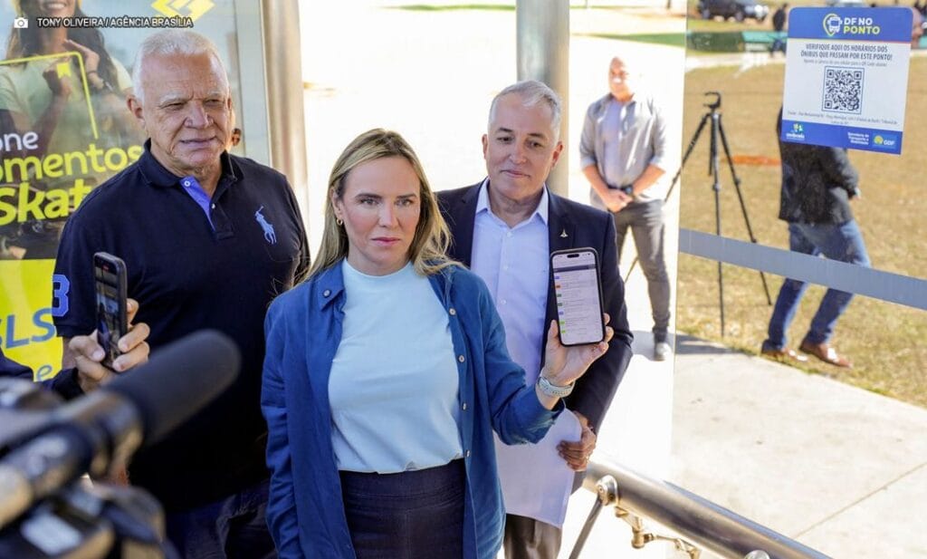 GDF inova com tecnologia em paradas de ônibus para consulta de horários do transporte público em tempo real