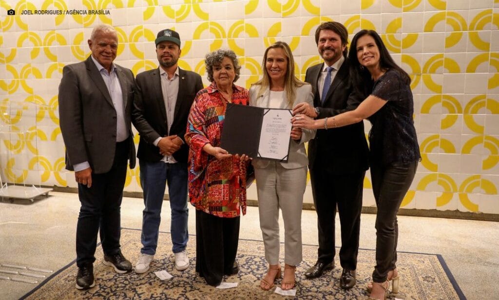 Governadora em exercício, Celina Leão assina termo de concessão de terreno à Fundação Athos Bulcão