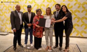 Governadora em exercício, Celina Leão assina termo de concessão de terreno à Fundação Athos Bulcão