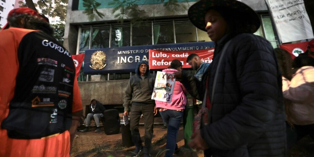 MST ocupa Superintendência do Incra em São Paulo