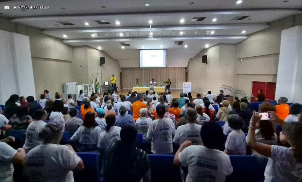 Mais de 150 idosos do Programa Viver 60+ participam de workshop sobre prevenção de quedas