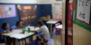 Mais de 300 mil crianças voltaram para a escola em 8 anos, diz Unicef