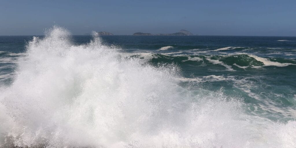 Marinha mantém alerta de ondas fortes no Rio até quinta-feira