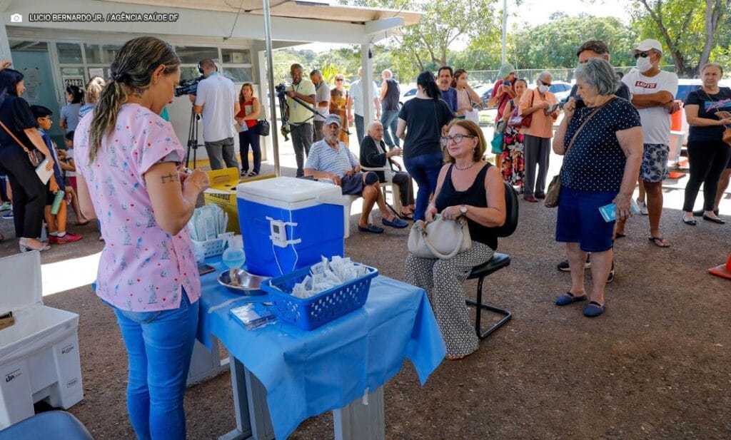 Mesmo após a decretação do fim da pandemia, vacina contra a covid-19 ainda é essencial