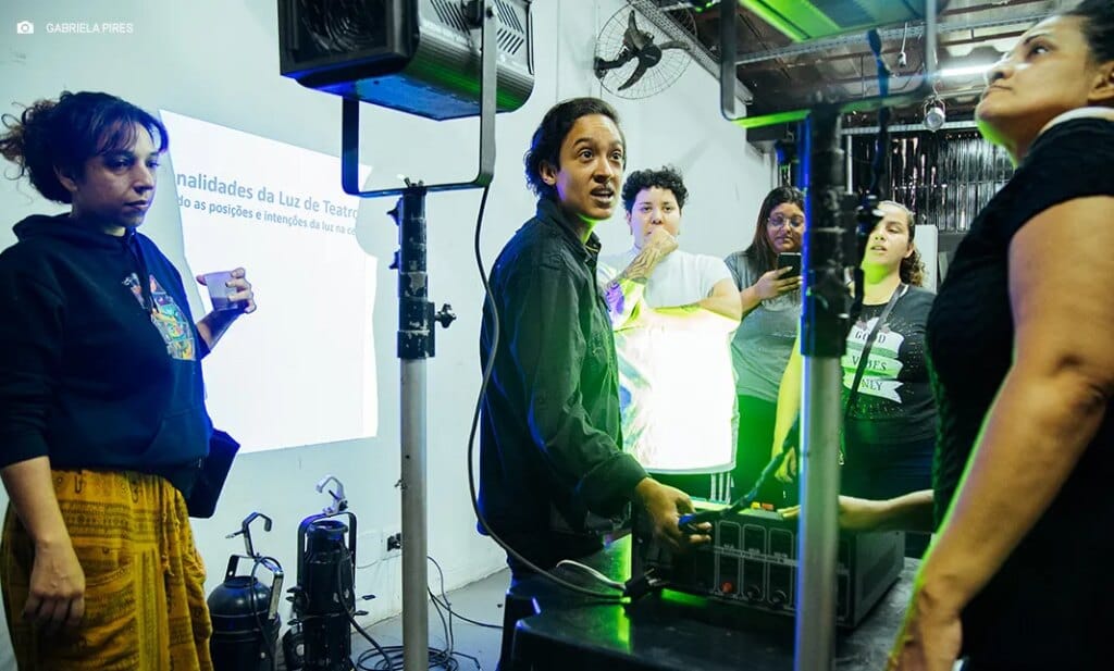 Projeto Luz, Som e Ação forma 60 mulheres em cursos técnicos de Roadie e Iluminação, impulsionando inclusão no mercado cultural do DF