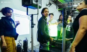 Projeto Luz, Som e Ação forma 60 mulheres em cursos técnicos de Roadie e Iluminação, impulsionando inclusão no mercado cultural do DF