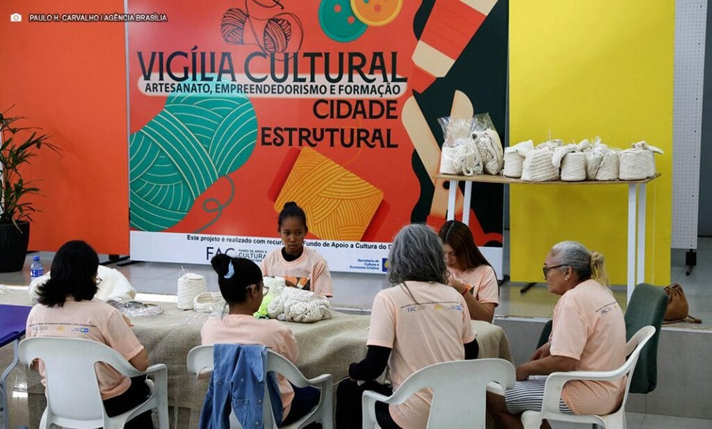 Projeto leva oficinas de crochê gratuitas à Estrutural com foco em renda e inclusão