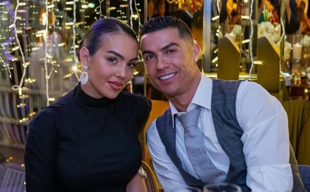 Cristiano Ronaldo pede Georgina Rodríguez em casamento após 9 anos juntos; veja foto