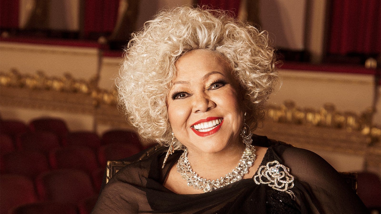 Equipe de Alcione nega internação e desmente boatos nas redes sociais