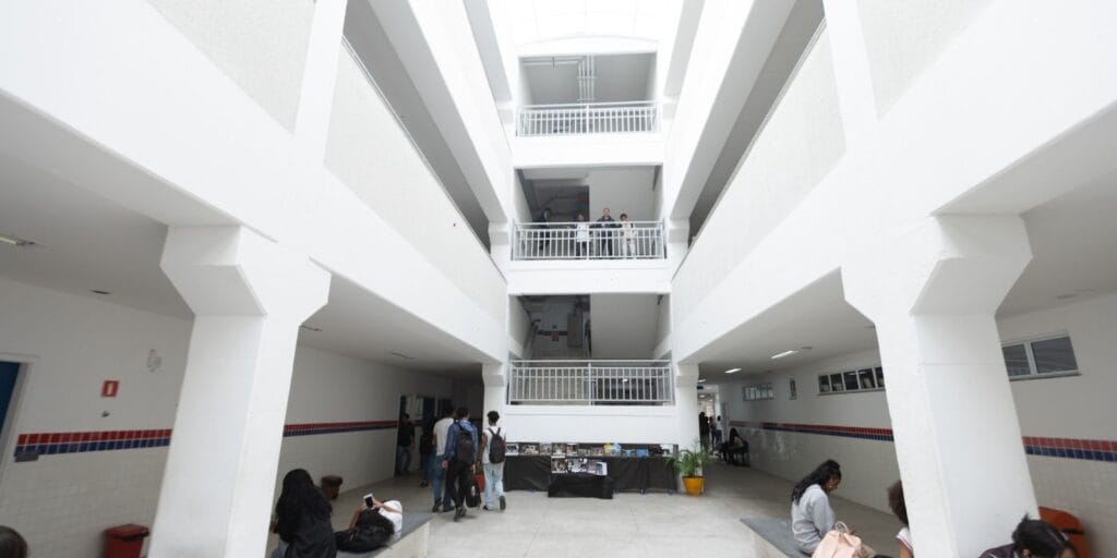 Escola em tempo integral deve ter jornada mínima de 35 horas semanais