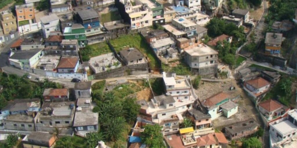 Incêndio de grandes proporções atinge favela de palafitas em Santos