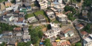Incêndio de grandes proporções atinge favela de palafitas em Santos