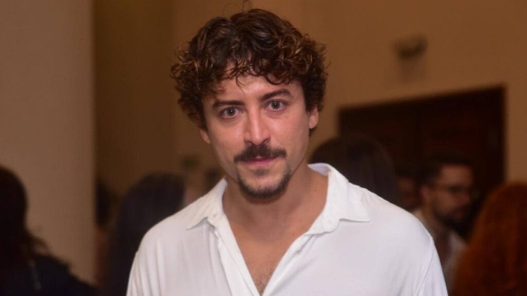 Jesuita Barbosa tira a roupa e deixa bumbum à mostra na web; veja fotos