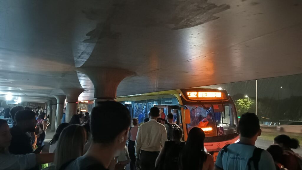 Apagão paralisa Metrô-DF no início da noite desta segunda