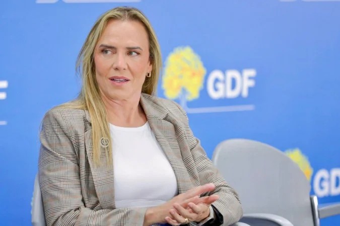 Celina Leão faz caminhada no Núcleo Bandeirante, defende investimentos e projeta expansão do metrô