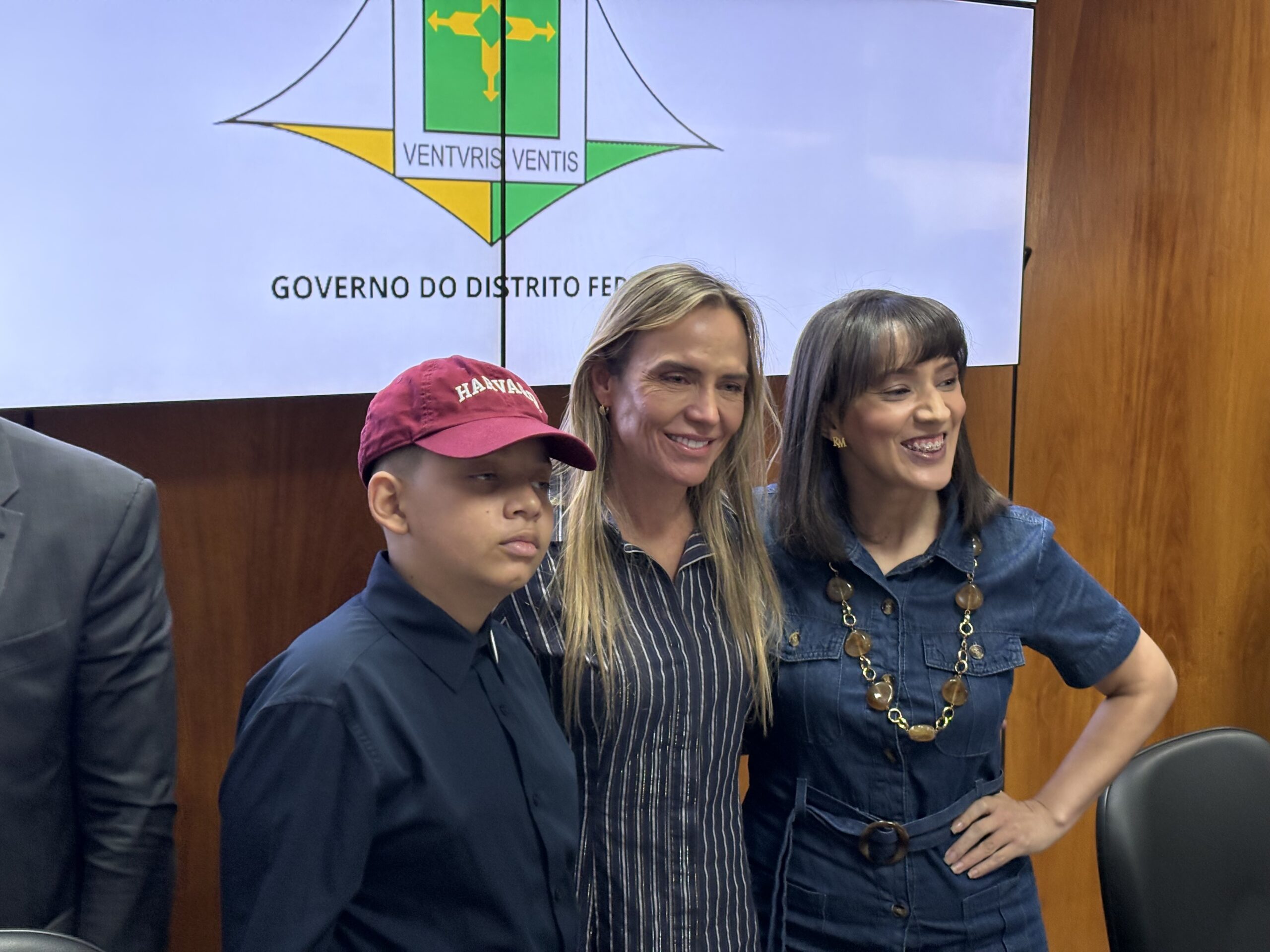 Celina recebe cientistas brasilienses no Palácio do Buriti