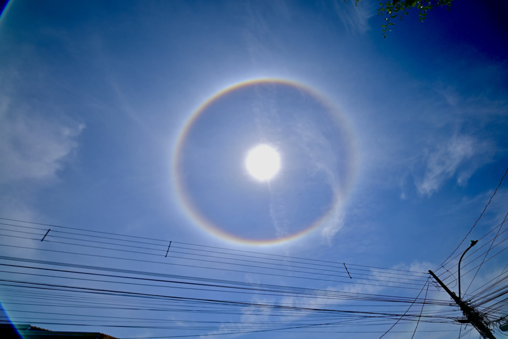 Círculo ao redor do sol chama atenção no céu de Goiânia; entenda o fenômeno e veja fotos