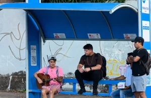 Dupla sertaneja surpreende passageiros com cantoria em ponto de ônibus em Goiânia; assista