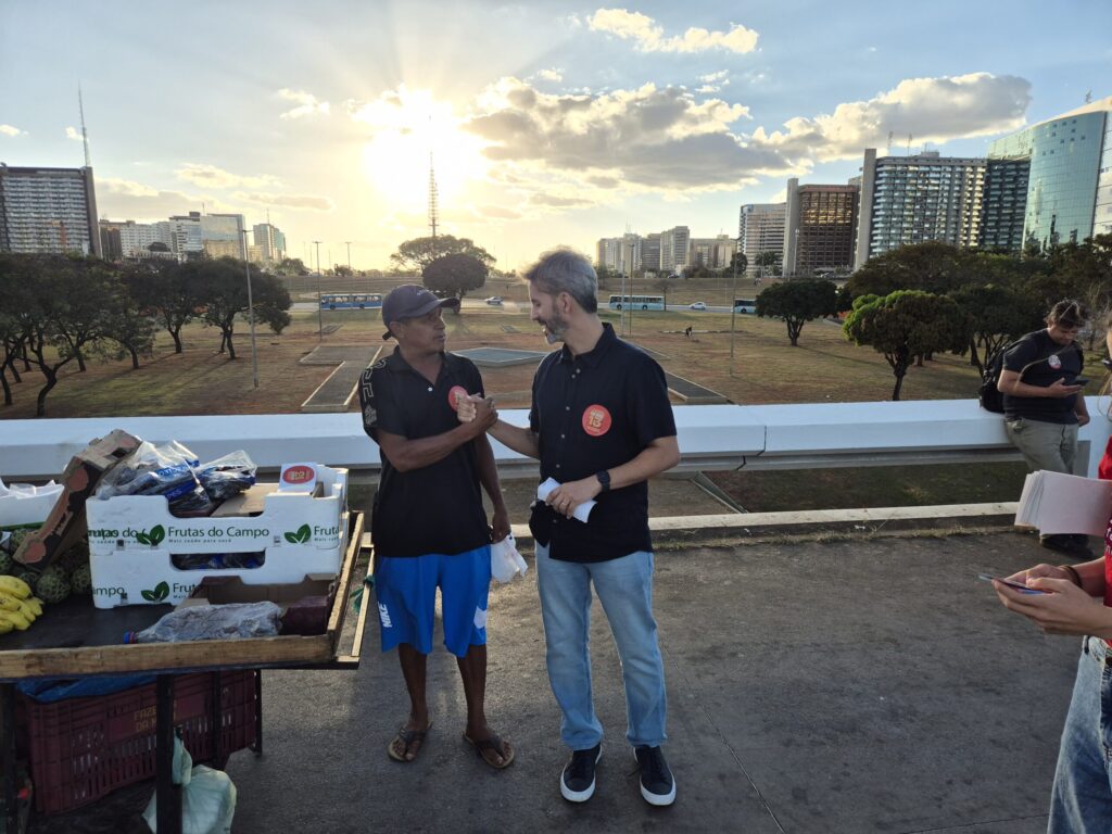 Leandro Grass cumpre agenda de campanha com caminhada e ato político
