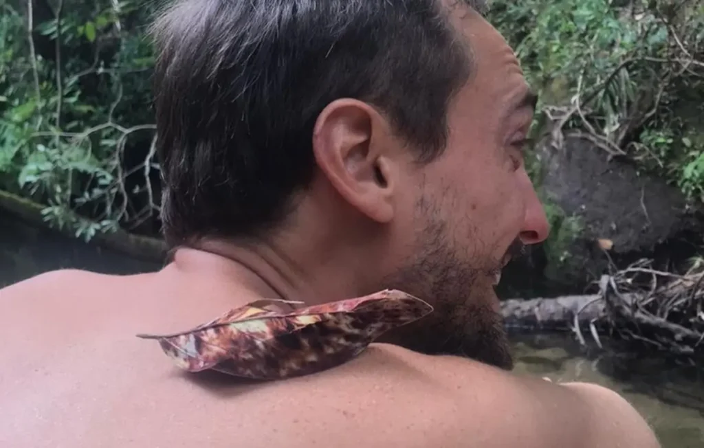 Quem é o ator que mudou de nome e vive em ônibus sem luz elétrica em Goiás? Veja