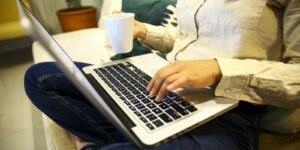 Sete em cada dez brasileiros temem comprar remédios pela internet